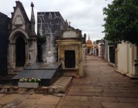 Profanan tumbas en cementerio de la Recoleta