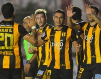 Guaraní aprovecha errores para continuar acechando