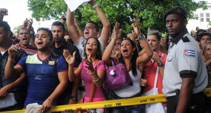 Cientos de cubanos protestan contra la exigencia de visa para viajar a Ecuador