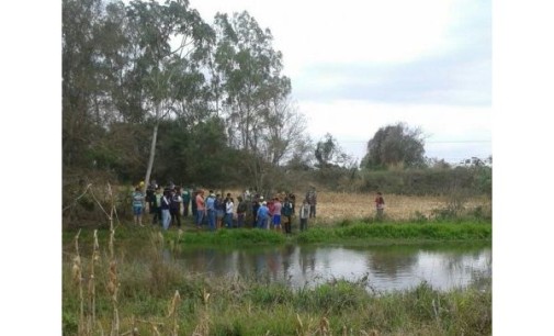 Descubren cadáver de funcionario en laguna