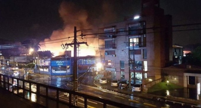 Voraz incendio consumió todas las mercaderías de un local comercial