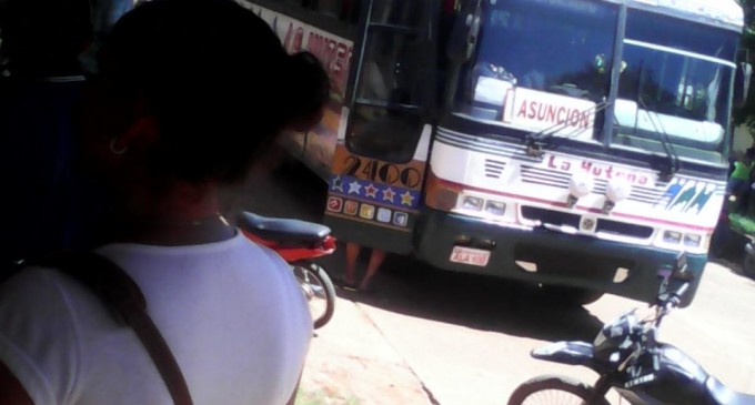 Matan a tiros a policías en un bus