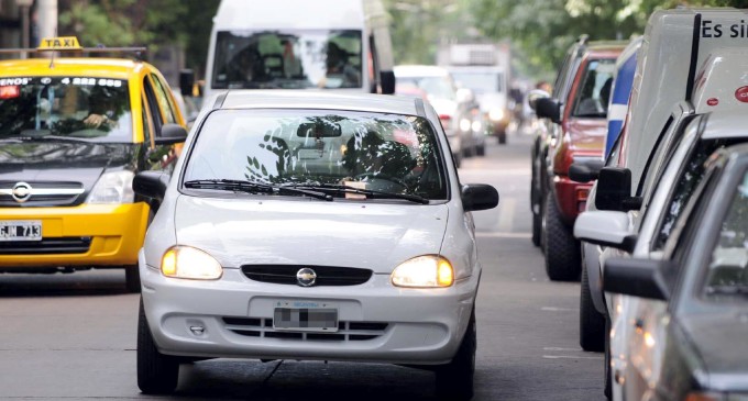 Multarán estacionamiento en doble fila: “Después no digan que no les avisamos”