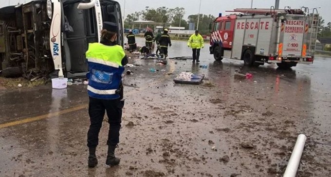 Tres muertos al volcar un colectivo de NSA en Argentina