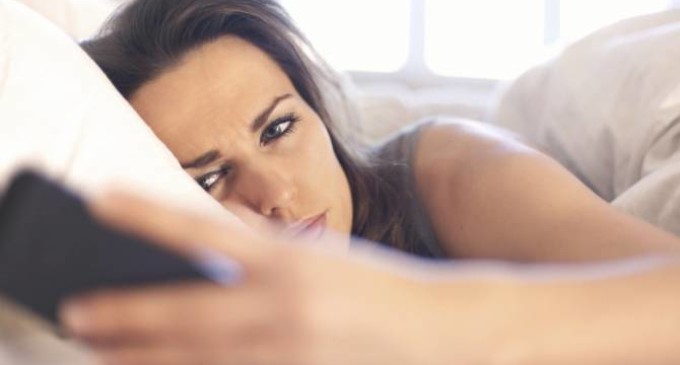 Lanzan lentes para que el celular no quite el sueño