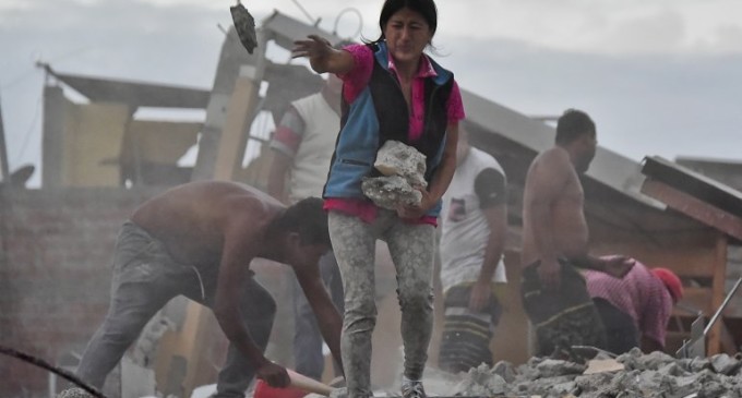 La cifra de víctimas del terremoto en Ecuador sube a 350