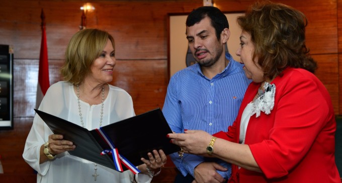 Distinguen a Presidenta de OEP