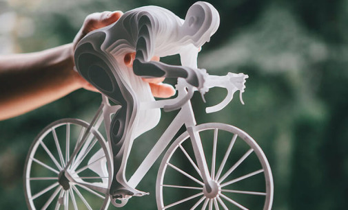 Esculturas de atletas hechas con capas de papel