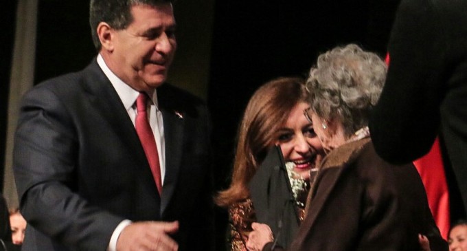 Cartes felicitó a todos los maestros por su día
