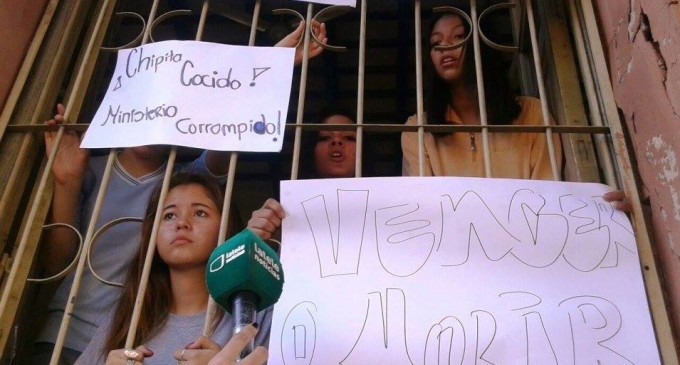 Estudiantes piden que se les acerquen agua y alimentos
