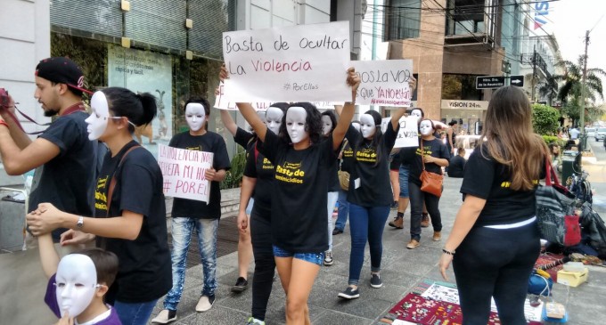 Numerosas personas marcharon en apoyo al proyecto de ley a la no violencia a la mujer
