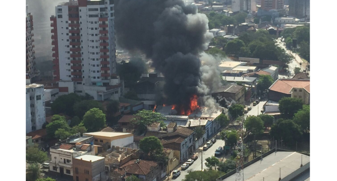 Laboratorio afectado por gran incendio en microcentro