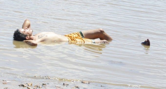 Bañistas en bahía de Asunción, a pesar de alta contaminación del río