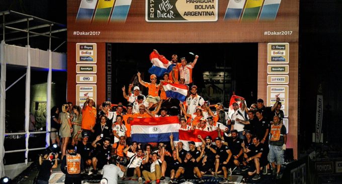 La bandera paraguaya se lució anoche en el podio del Dakar