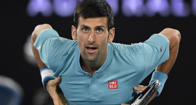Novak Djokovic comienza su defensa del título con victoria en Australia