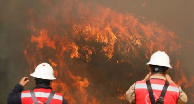 Feroz incendio en Valparaíso, Chile, afecta 100 viviendas y deja al menos 19 heridos