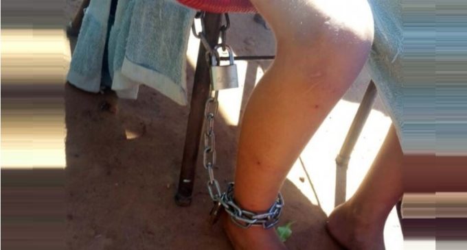 Encadenado por el tío y golpeado por la madre