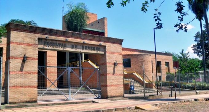UNA: No le dejaron entrar a clases por llevar a su bebé