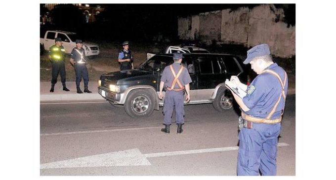 Mataron a policía tras no detenerse en barrera