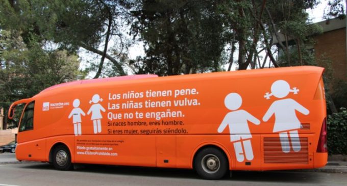El ‘autobús del odio’ de una ONG ultracatólica que recorre Madrid contra los niños transexuales