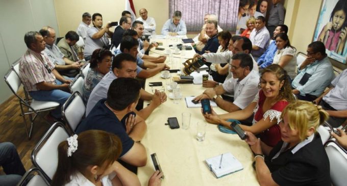 Siguen sin llegar a acuerdo MEC y docentes