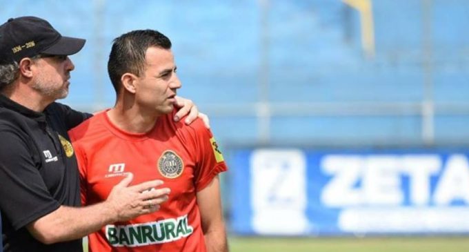 Jugaba un partido de fútbol y un rival le avisó que su madre había fallecido