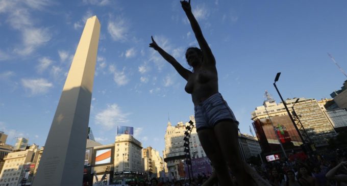 Tetazo en el Obelisco: las mujeres marcharon por igualdad de género en Argentina