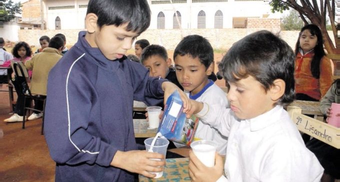 Niños seguirán recibiendo el vaso de leche
