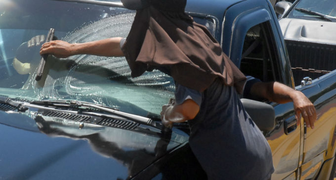 Limpiavidrios agrede a conductor