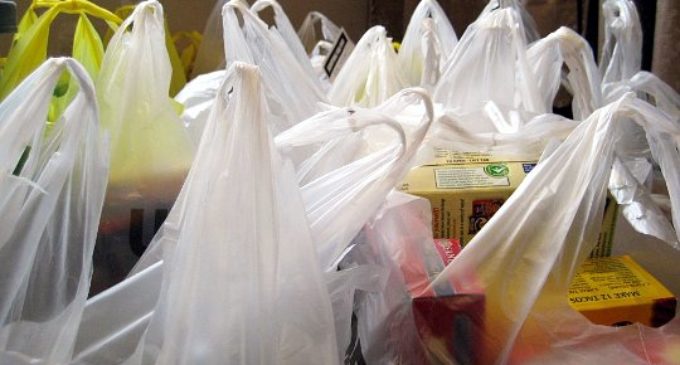 Supermercados cobrarán por bolsas hule desde abril