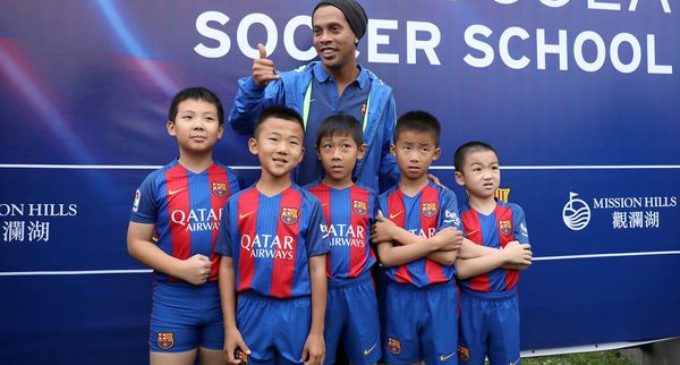 El Barcelona apuesta al fútbol chino con Ronaldinho como nuevo embajador del club