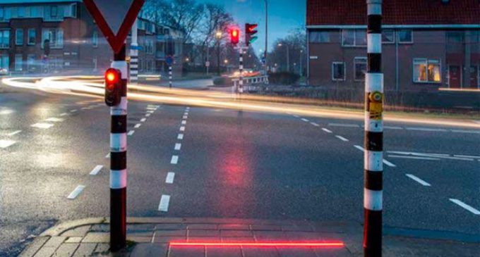 Instalan semáforos en el suelo para evitar accidentes de adictos al celular