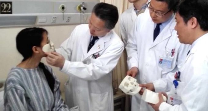 Una china recuperará nariz y boca gracias a operaciones con impresión 3D