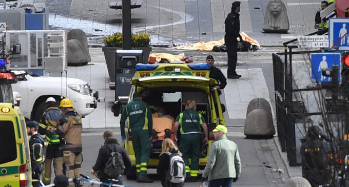 4 muertos y 15 heridos tras arrollamiento de camión a una multitud en Estocolmo