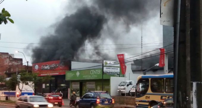 Principio de incendio en playa de autos