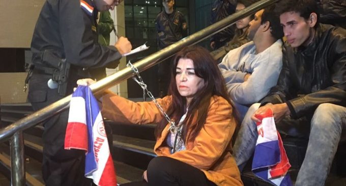 Ciudadanos se encadenan frente al Congreso
