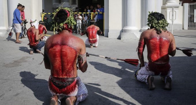 El sangriento Jueves Santo al que se someten los penitentes en Filipinas