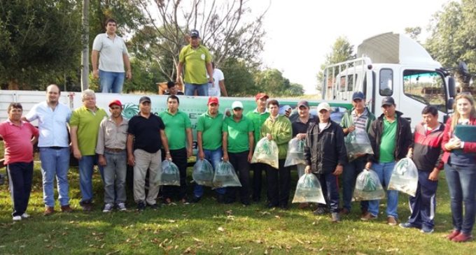 Yacyretá entrega casi 100.000 alevines a productores de Itapúa