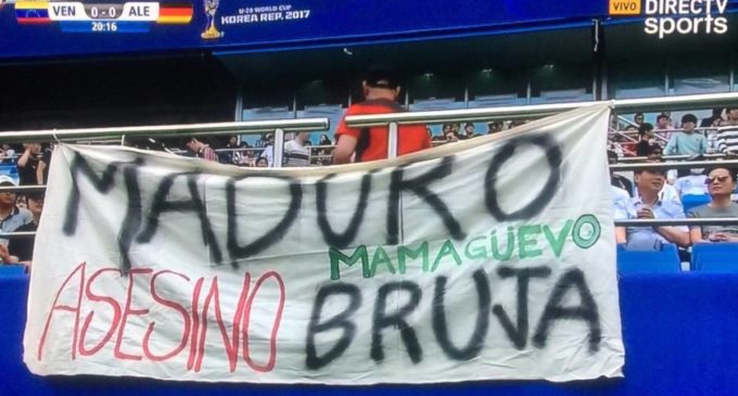 Colgó una bandera contra el régimen de Maduro durante el Mundial Sub 20 y fue detenido