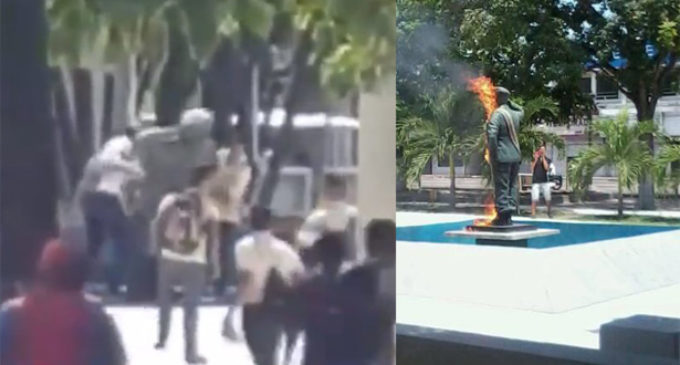 Manifestantes destrozaron estatua de Hugo Chávez