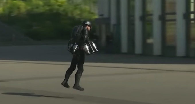 VIDEO: Inventor prueba su ‘traje volador’