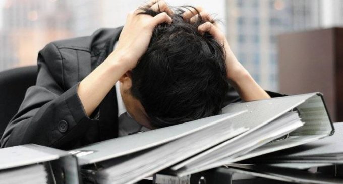 Estrés laboral afecta salud del trabajador y su entorno