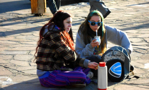 Besos y compartir mate, restringido para sintomáticos respiratorios