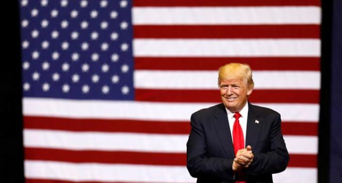 Donald Trump ahora dice que el muro con México será de paneles solares