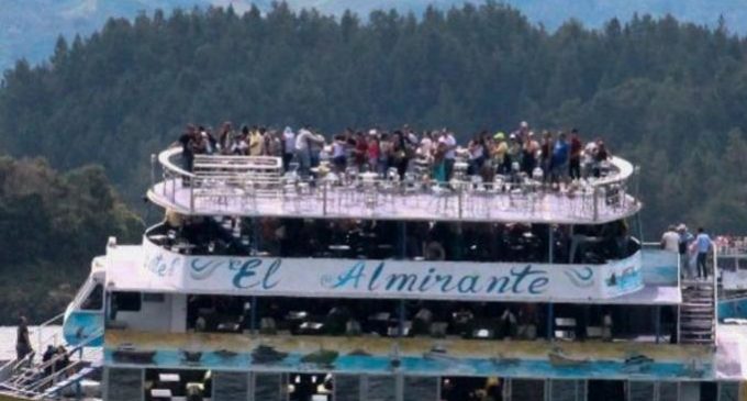 Decenas siguen desaparecidos tras el naufragio de un bote de turistas en Colombia