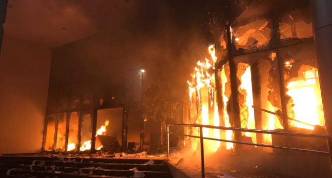 Defensor del Pueblo dice que quema de Congreso fue “preparada” y pide procesar a manifestantes
