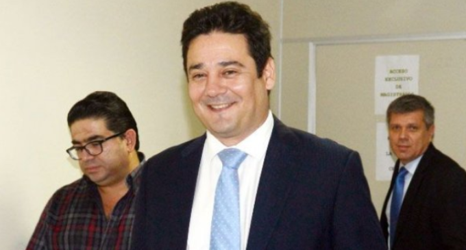 Suspendió su audiencia con la Fiscalía por reposo, pero viajó a Uruguay