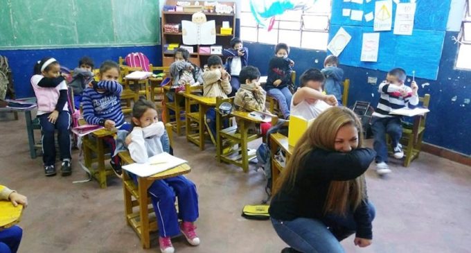 Enseñan la “etiqueta de la tos” en escuelas de Lambaré