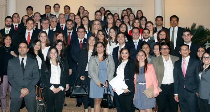 Egresados de la UNA y de la Católica, los más competentes para acceder a becas