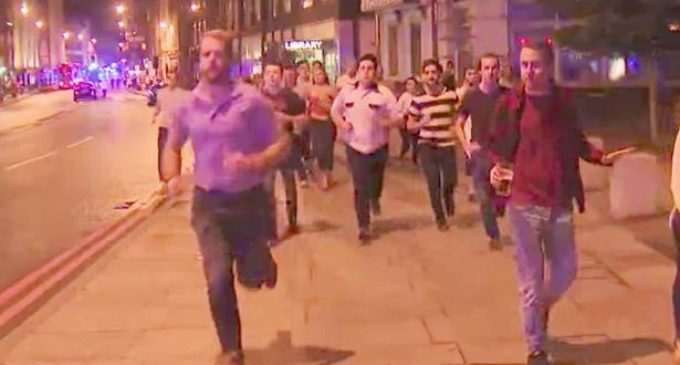 Símbolo de Londres: la historia del joven que huyó del terror sin soltar su cerveza en ningún momento